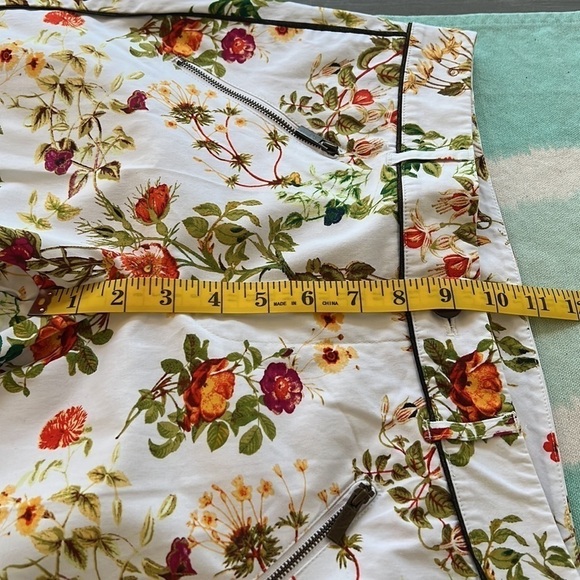 Disney’s Alice In Wonderland Designer Colleen Atwood Floral Print Capri Pants - Picture 13 of 14